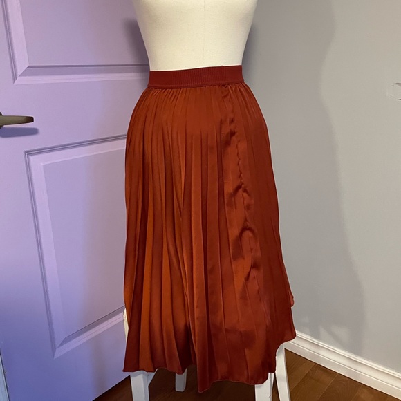 H&M pleats skirt - Picture 2 of 2